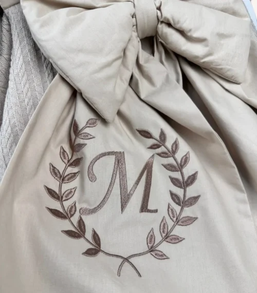 Bej örgü pike puset örtüsü, fiyonklu, ortadan yırtmaçlı çıtçıtlı model, fırfırlı kenarlı, %100 pamuk bebek puset örtüsü