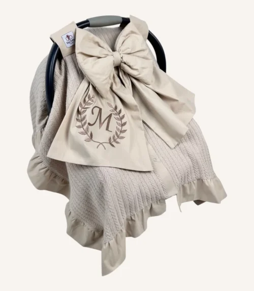 Bej örgü pike puset örtüsü, fiyonklu, ortadan yırtmaçlı çıtçıtlı model, fırfırlı kenarlı, %100 pamuk bebek puset örtüsü