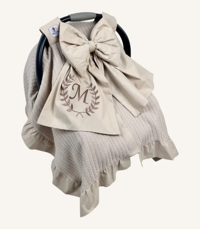 Bej örgü pike puset örtüsü, fiyonklu, ortadan yırtmaçlı çıtçıtlı model, fırfırlı kenarlı, %100 pamuk bebek puset örtüsü