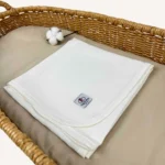 Beyaz tek kat müslin kumaştan biyeli, nakış seçenekli bebek battaniyesi