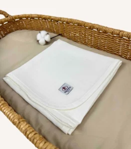 Beyaz tek kat müslin kumaştan biyeli, nakış seçenekli bebek battaniyesi