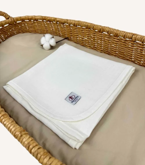 Beyaz tek kat müslin kumaştan biyeli, nakış seçenekli bebek battaniyesi