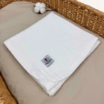 Beyaz örgü pike kumaştan biyeli, nakış seçenekli bebek battaniyesi