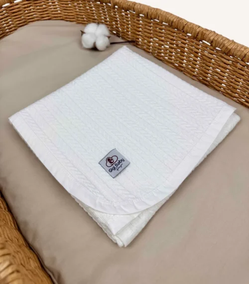 Beyaz örgü pike kumaştan biyeli, nakış seçenekli bebek battaniyesi