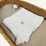 Beyaz tek kat müslin kumaştan fırfırlı, nakış seçenekli bebek battaniyesi