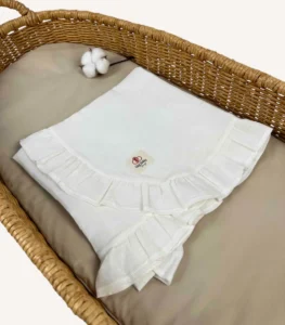 Beyaz tek kat müslin kumaştan fırfırlı, nakış seçenekli bebek battaniyesi