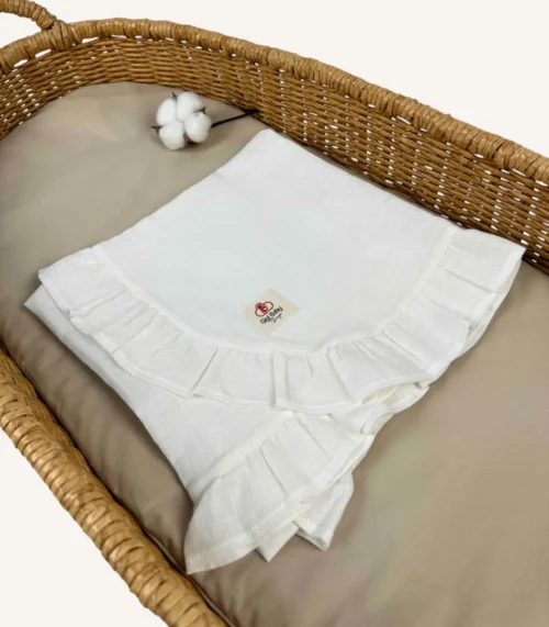 Beyaz tek kat müslin kumaştan fırfırlı, nakış seçenekli bebek battaniyesi