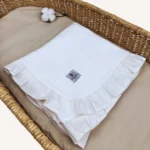 Beyaz örgü pike kumaştan fırfırlı, nakış seçenekli bebek battaniyesi