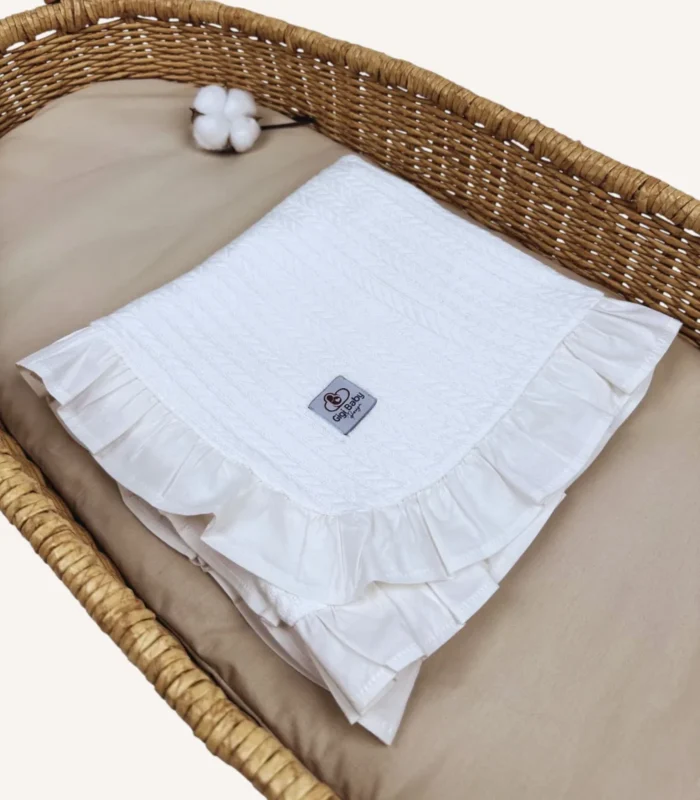 Beyaz örgü pike kumaştan fırfırlı, nakış seçenekli bebek battaniyesi