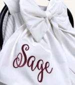 Beyaz örgü pike puset örtüsü, fiyonklu, ortadan yırtmaçlı çıtçıtlı model, fırfırlı kenarlı, %100 pamuk bebek puset örtüsü