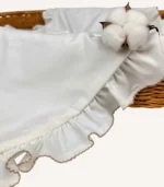 Kroşe ve fırfır detaylı, GOTS sertifikalı %100 organik pamuk interlok bebek battaniyesi