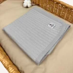 Gri örgü pike kumaştan biyeli, nakış seçenekli bebek battaniyesi