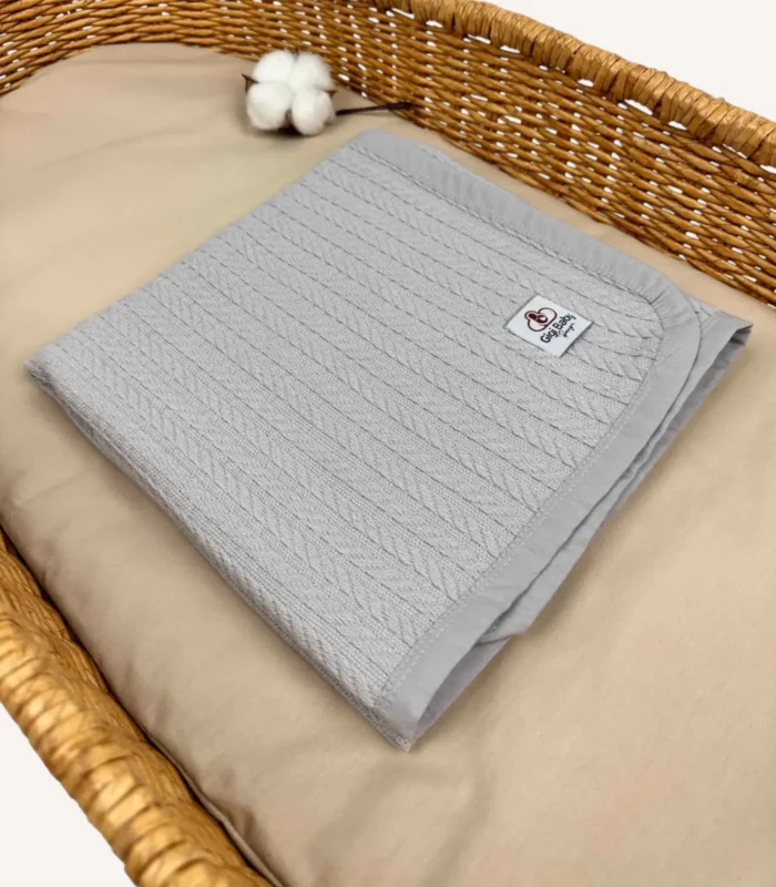 Gri örgü pike kumaştan biyeli, nakış seçenekli bebek battaniyesi