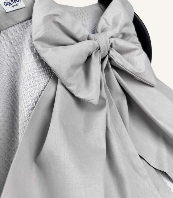 Gri dama pike puset örtüsü, fiyonklu, ortadan yırtmaçlı çıtçıtlı model, fırfırlı kenarlı, %100 pamuk bebek puset örtüsü