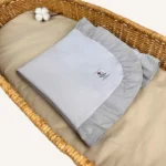 Gri dama pike kumaştan fırfırlı, nakış seçenekli bebek battaniyesi