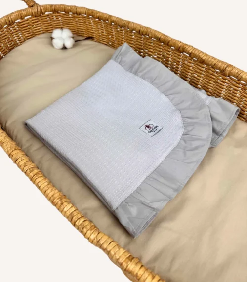 Gri dama pike kumaştan fırfırlı, nakış seçenekli bebek battaniyesi