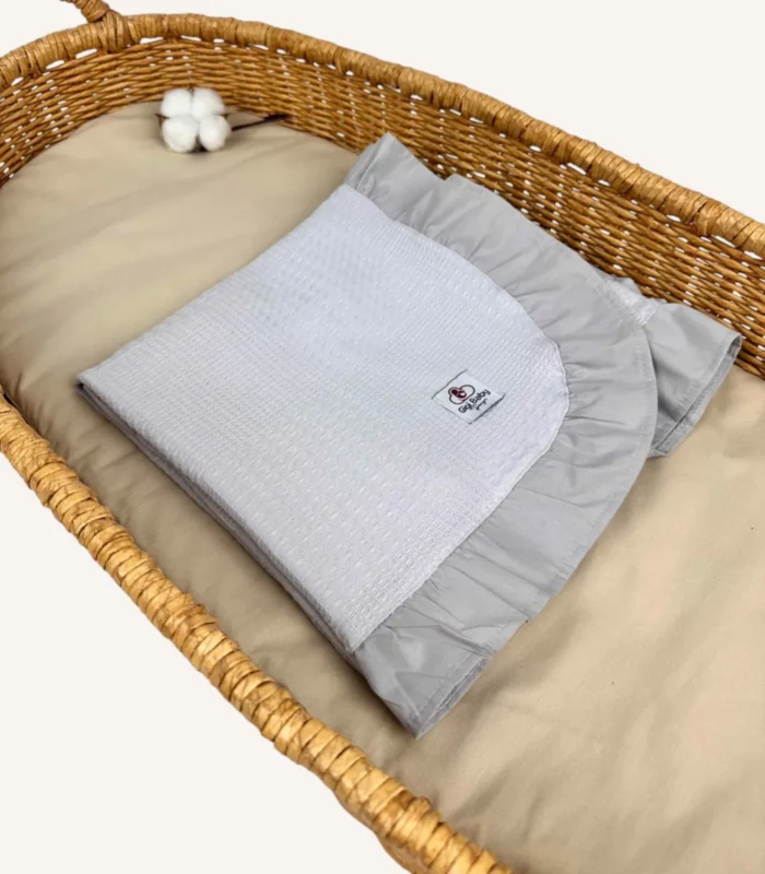 Gri dama pike kumaştan fırfırlı, nakış seçenekli bebek battaniyesi