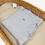 Gri örgü pike kumaştan fırfırlı, nakış seçenekli bebek battaniyesi