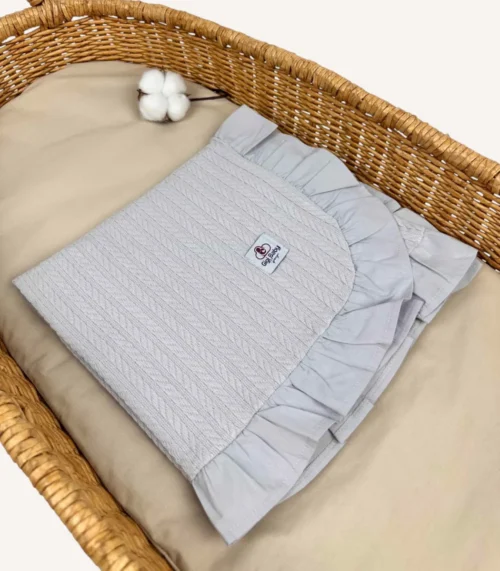 Gri örgü pike kumaştan fırfırlı, nakış seçenekli bebek battaniyesi