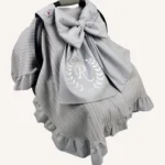 Gri örgü pike puset örtüsü, fiyonklu, ortadan yırtmaçlı çıtçıtlı model, fırfırlı kenarlı, %100 pamuk bebek puset örtüsü