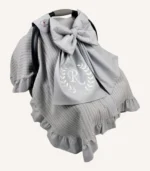 Gri örgü pike puset örtüsü, fiyonklu, ortadan yırtmaçlı çıtçıtlı model, fırfırlı kenarlı, %100 pamuk bebek puset örtüsü