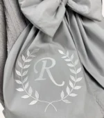 Gri örgü pike puset örtüsü, fiyonklu, ortadan yırtmaçlı çıtçıtlı model, fırfırlı kenarlı, %100 pamuk bebek puset örtüsü