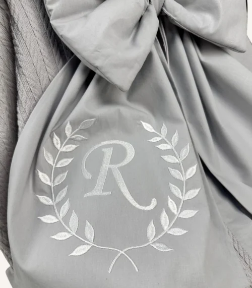 Gri örgü pike puset örtüsü, fiyonklu, ortadan yırtmaçlı çıtçıtlı model, fırfırlı kenarlı, %100 pamuk bebek puset örtüsü