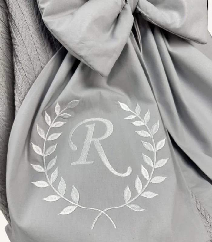 Gri örgü pike puset örtüsü, fiyonklu, ortadan yırtmaçlı çıtçıtlı model, fırfırlı kenarlı, %100 pamuk bebek puset örtüsü