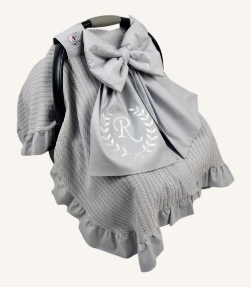 Gri örgü pike puset örtüsü, fiyonklu, ortadan yırtmaçlı çıtçıtlı model, fırfırlı kenarlı, %100 pamuk bebek puset örtüsü