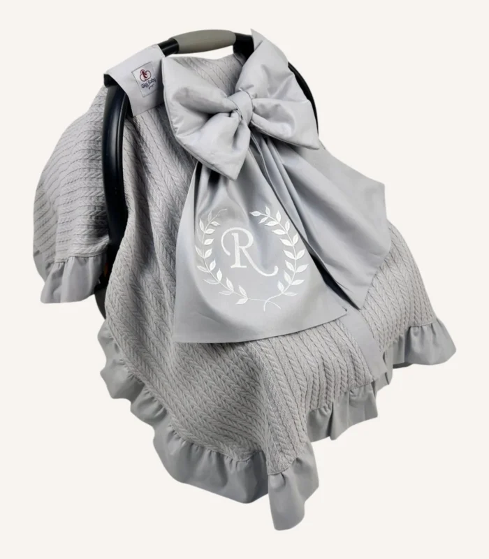 Gri örgü pike puset örtüsü, fiyonklu, ortadan yırtmaçlı çıtçıtlı model, fırfırlı kenarlı, %100 pamuk bebek puset örtüsü