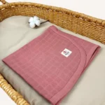 Gül kurusu tek kat müslin kumaştan biyeli, nakış seçenekli bebek battaniyesi