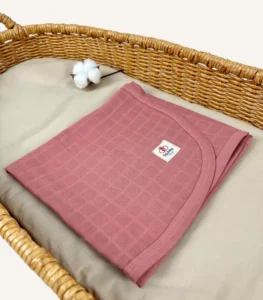 Gül kurusu tek kat müslin kumaştan biyeli, nakış seçenekli bebek battaniyesi