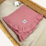 Gül kurusu tek kat müslin kumaştan fırfırlı, nakış seçenekli bebek battaniyesi