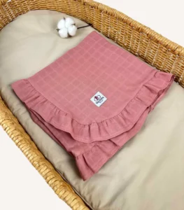 Gül kurusu tek kat müslin kumaştan fırfırlı, nakış seçenekli bebek battaniyesi