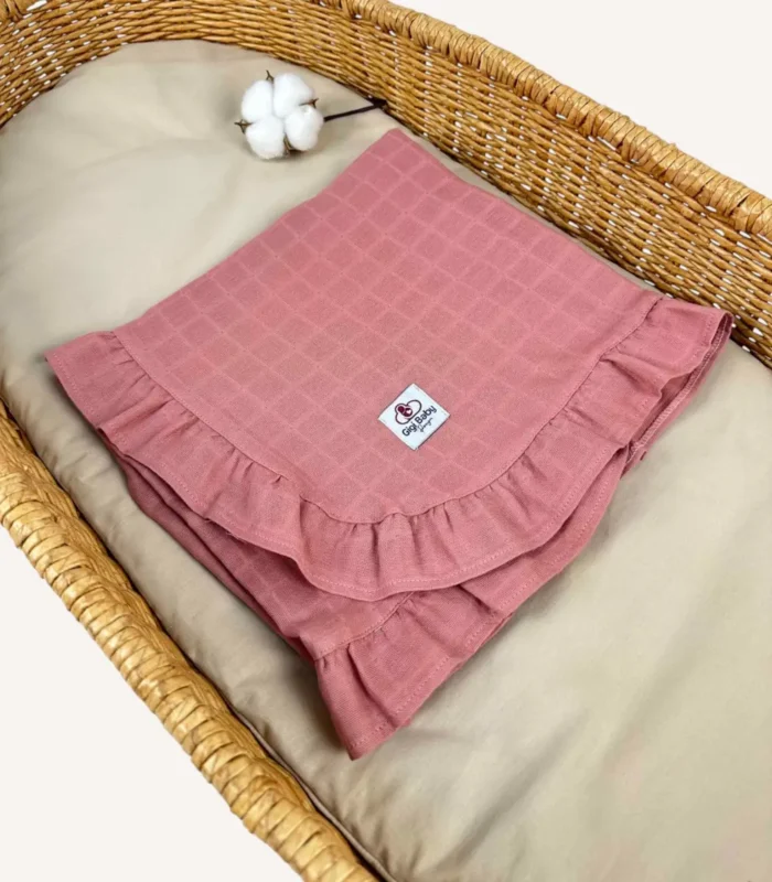 Gül kurusu tek kat müslin kumaştan fırfırlı, nakış seçenekli bebek battaniyesi