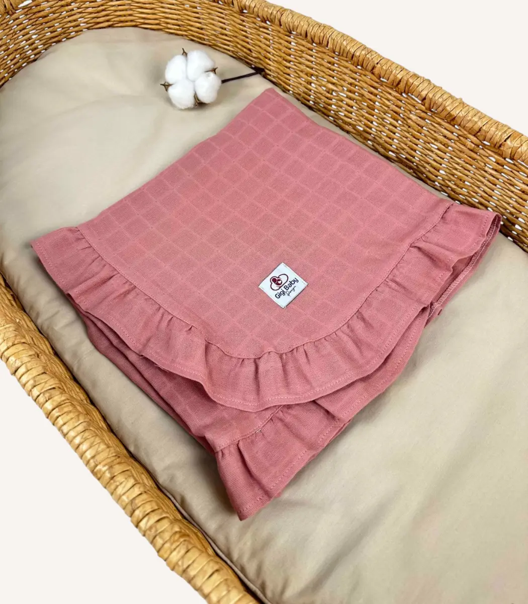 gul-kurusu-firfirli-muslin-battaniye Gül kurusu tek kat müslin kumaştan fırfırlı, nakış seçenekli bebek battaniyesi