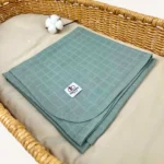 Haki tek kat müslin kumaştan biyeli, nakış seçenekli bebek battaniyesi