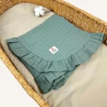 Haki tek kat müslin kumaştan fırfırlı, nakış seçenekli bebek battaniyesi