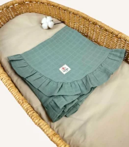 Haki tek kat müslin kumaştan fırfırlı, nakış seçenekli bebek battaniyesi