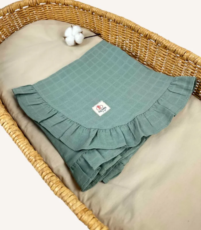 Haki tek kat müslin kumaştan fırfırlı, nakış seçenekli bebek battaniyesi