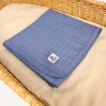 İndigo mavi tek kat müslin kumaştan biyeli, nakış seçenekli bebek battaniyesi