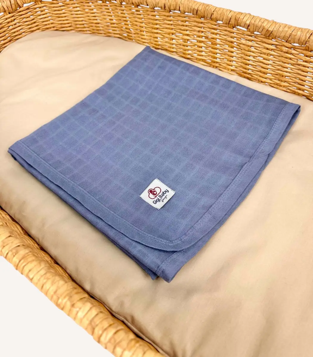 indigo-mavi-biyeli-muslin-battaniye İndigo mavi tek kat müslin kumaştan biyeli, nakış seçenekli bebek battaniyesi