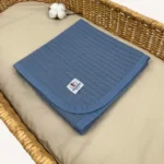 İndigo mavi örgü pike kumaştan biyeli, nakış seçenekli bebek battaniyesi