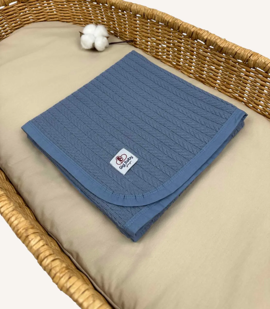 indigo-mavi-biyeli-pike-battaniye İndigo mavi örgü pike kumaştan biyeli, nakış seçenekli bebek battaniyesi