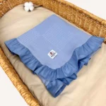 İndigo mavi dama pike kumaştan fırfırlı, nakış seçenekli bebek battaniyesi