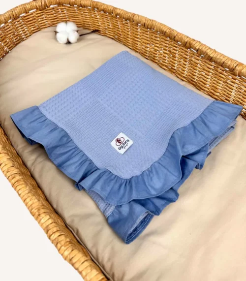 İndigo mavi dama pike kumaştan fırfırlı, nakış seçenekli bebek battaniyesi