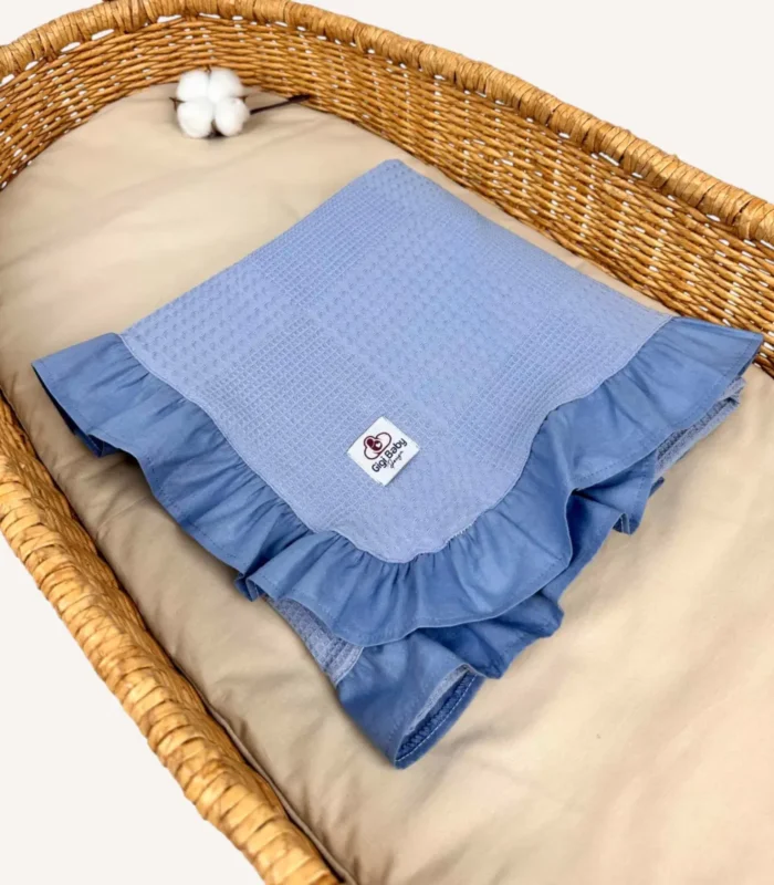 İndigo mavi dama pike kumaştan fırfırlı, nakış seçenekli bebek battaniyesi