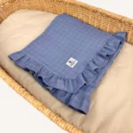 İndigo mavi tek kat müslin kumaştan fırfırlı, nakış seçenekli bebek battaniyesi