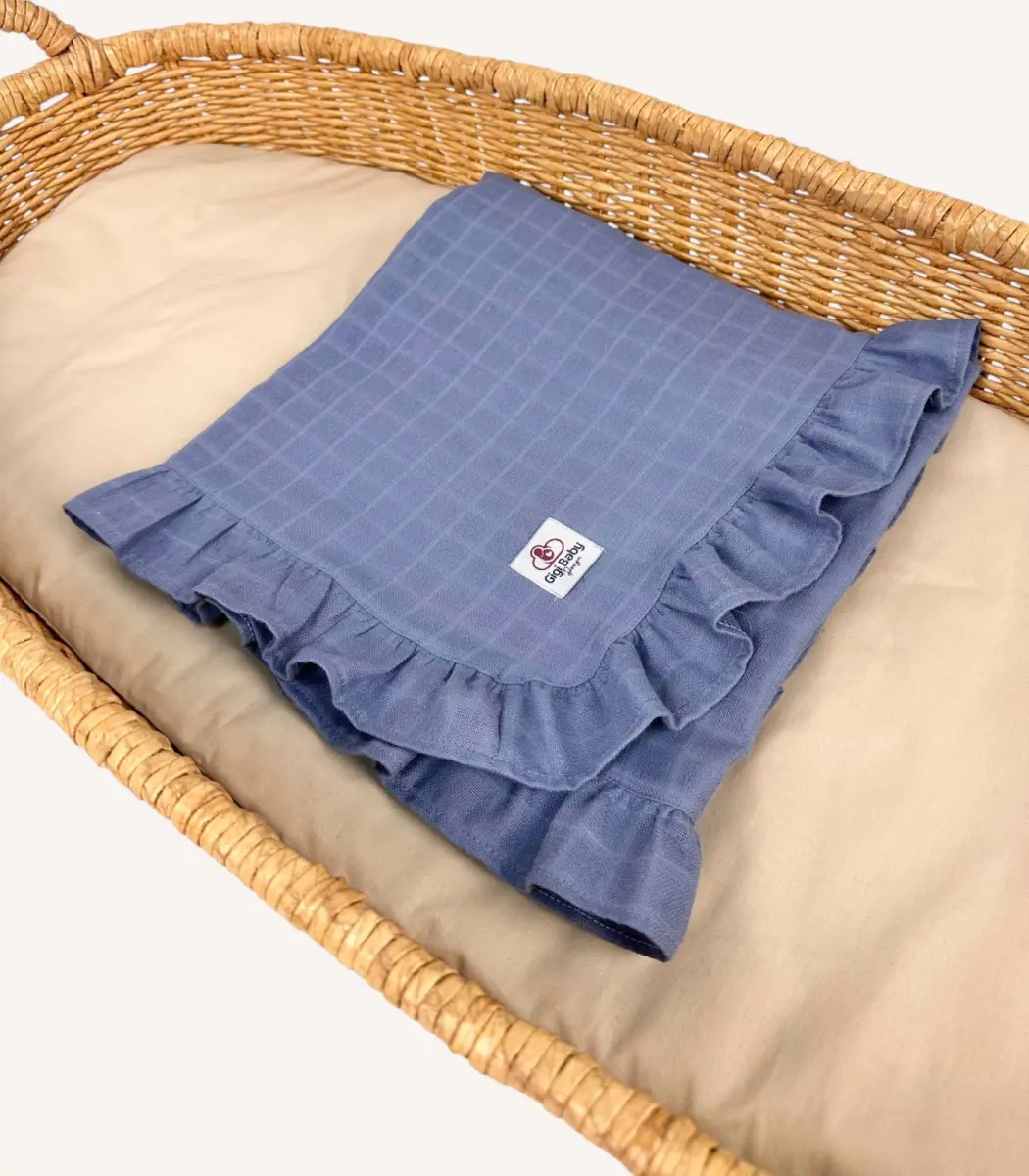 indigo-mavi-firfirli-muslin-battaniye İndigo mavi tek kat müslin kumaştan fırfırlı, nakış seçenekli bebek battaniyesi