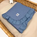 İndigo mavi örgü pike kumaştan fırfırlı, nakış seçenekli bebek battaniyesi